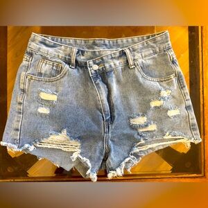 Ripped Raw Hem Denim Shorts Women’s Size Medium / 6